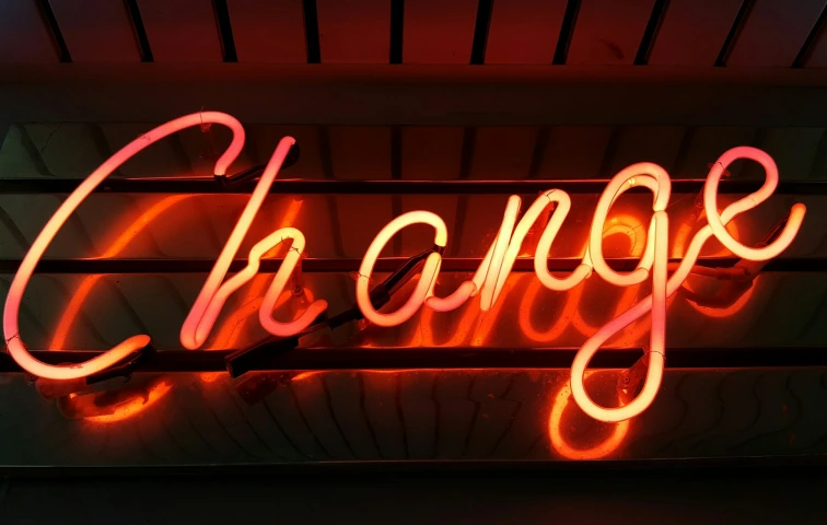 Neon-Schriftzug 'Change' als Symbol für den Wandel bei der Einführung neuer Arbeitsmodelle
