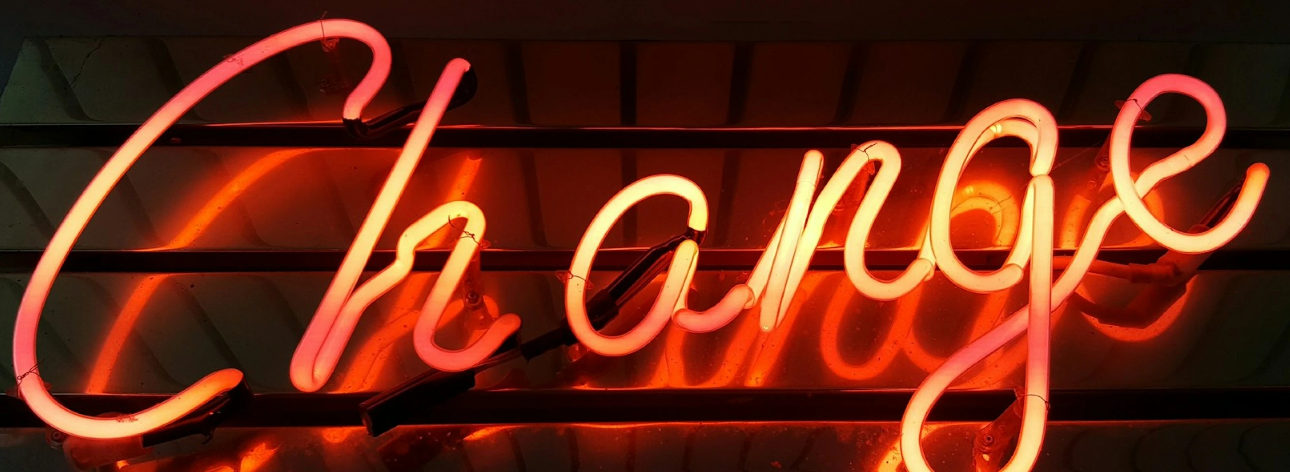 Neon-Schriftzug 'Change' als Symbol für den Wandel bei der Einführung neuer Arbeitsmodelle