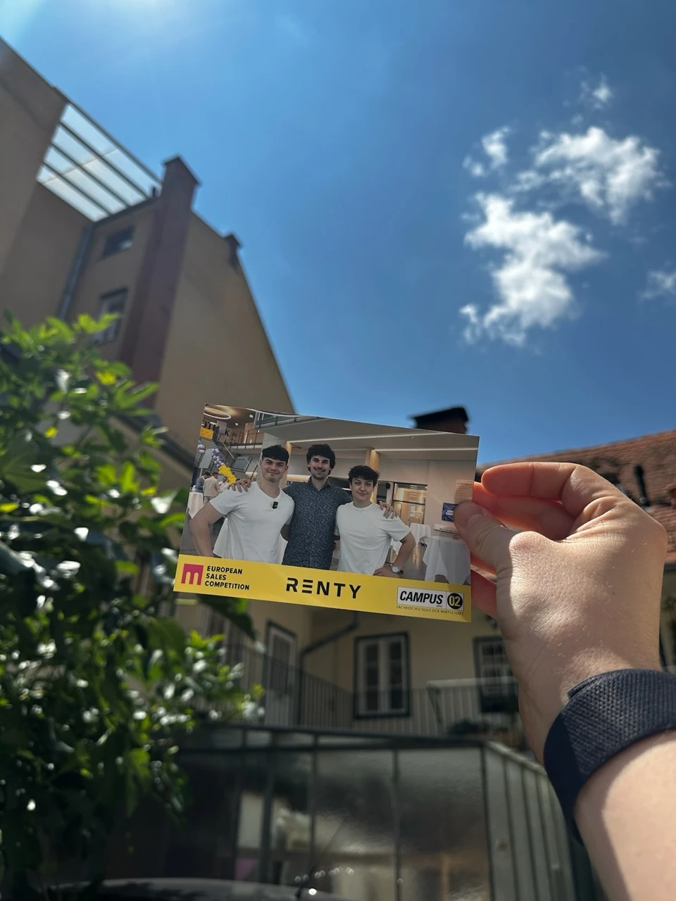 Begeisterte Event-Gäste betrachten ihr frisch geschossenes gemeinsames Erinnerungsfoto auf dem Display der Renty Fotobox.