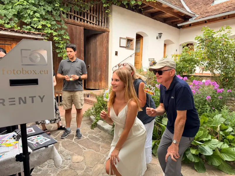 Begeisterte Event-Gäste betrachten ihr frisch geschossenes gemeinsames Erinnerungsfoto auf dem Display der Renty Fotobox.