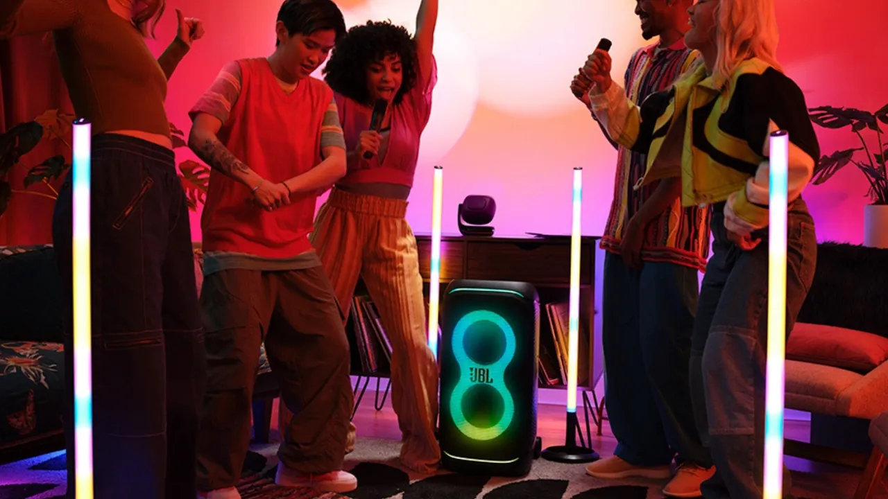 Karaoke-Party im Wohnzimmer: Gäste tanzen und singen mit zwei Funkmikrofonen