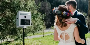 Brautpaar vor der Fotobox von Renty im Garten