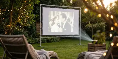 Freiluftkino im Garten mit Leinwand und Beamer