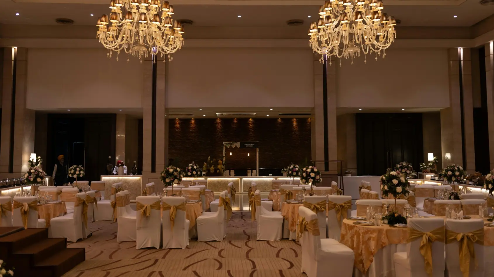 Foto einer schön geschmückten Hochzeitslocation bereits für die Gäste und Musik mit Hochzeitstanz Liedern.