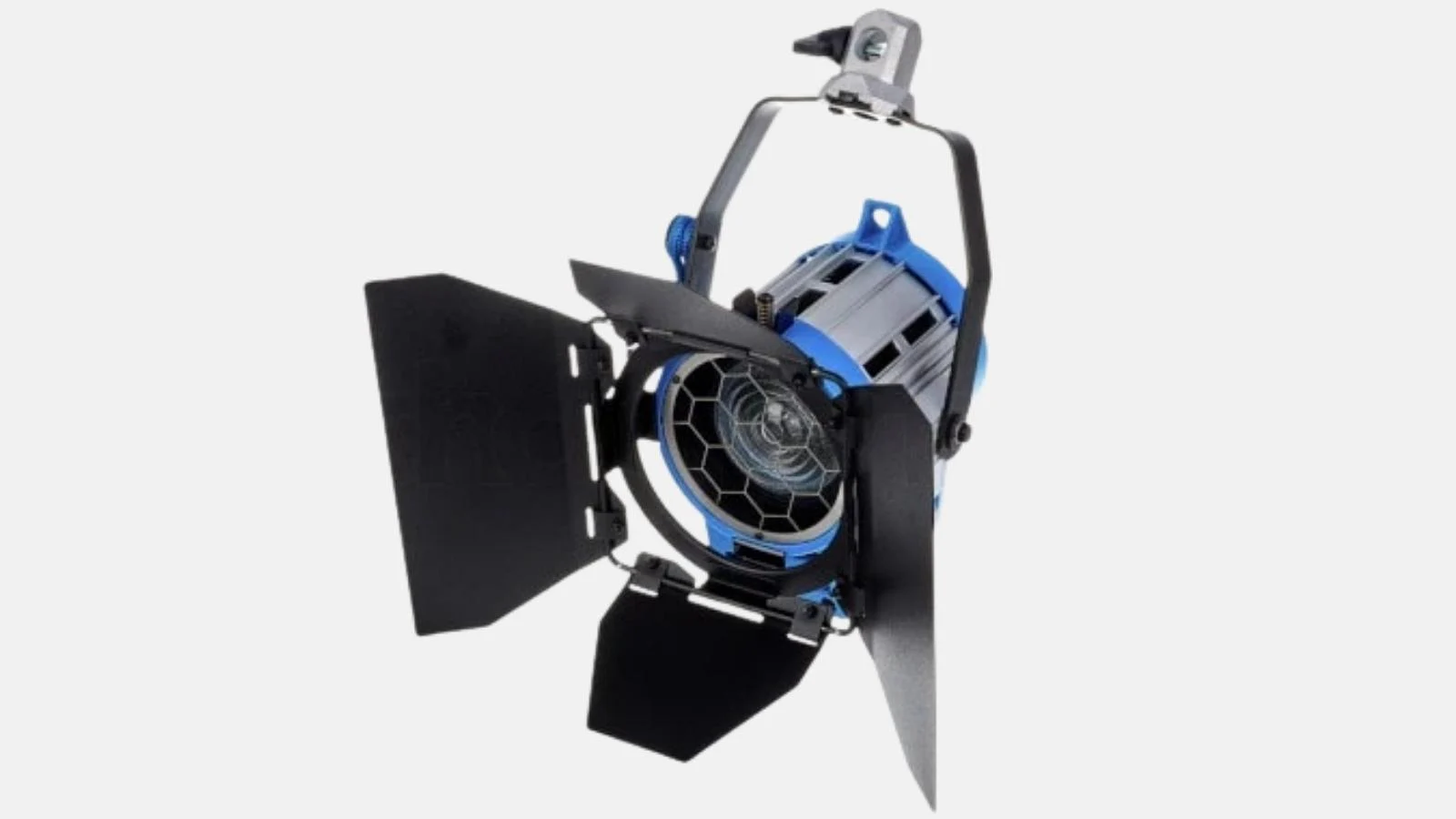 Arri 300 Stufenlinse Bühnenscheinwerfer in Blau und Schwarz mit Torblende vor weißem Hintergrund.