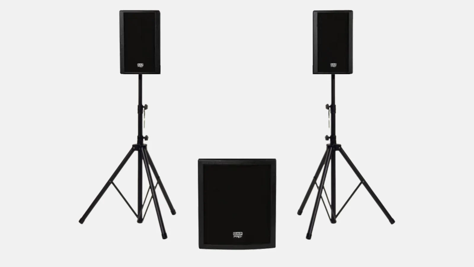 DAP Club Mate II PA-System mit zwei Lautsprechern auf Stativen und Subwoofer vor weißem Hintergrund.