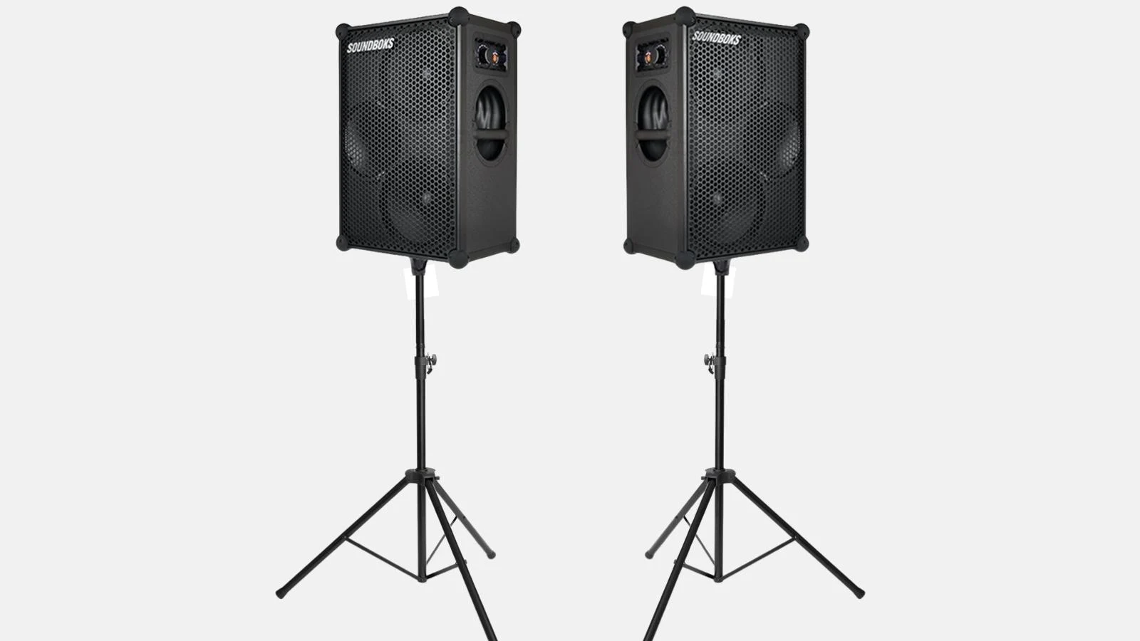 Outdoor Paket mit zwei Soundboks Akku-Lautsprechern auf Stativen als mobiles Stereo-Set vor weißem Hintergrund.