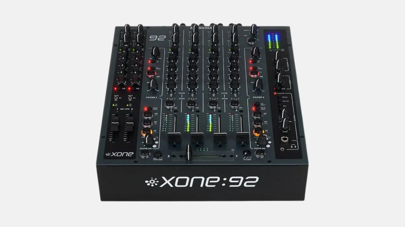 Allen & Heath Xone 92 DJ-Mixer in Schwarz mit vier Kanälen in schräger Frontansicht vor weißem Hintergrund.
