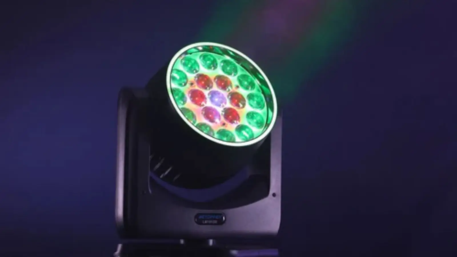 Betopper Moving Head im Einsatz mit grün und rot leuchtenden LEDs vor dunklem Hintergrund.
