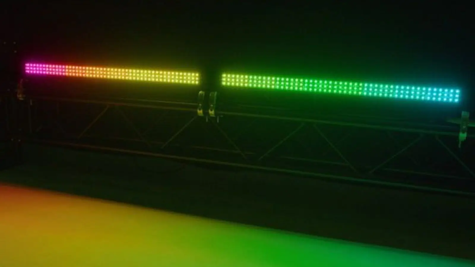 Eurolite LED PIX-144 Bar im Einsatz mit Regenbogen-Pixelanimation an einem Traversenrahmen.