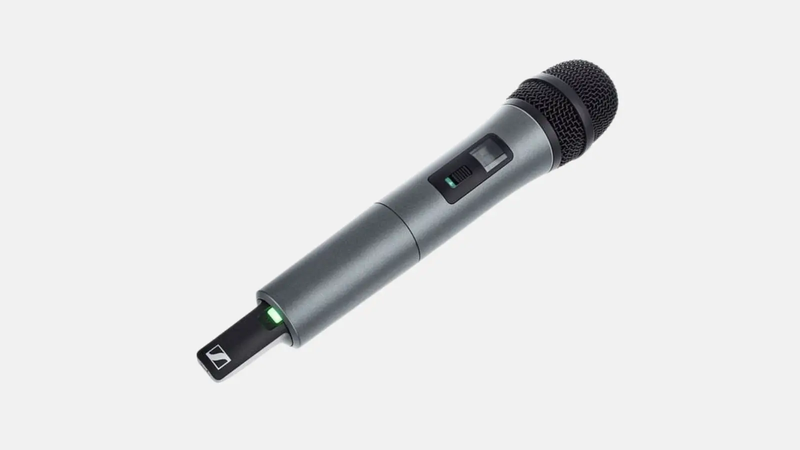 Sennheiser XSW 1-825 Funkmikrofon-Handsender in Anthrazit aus schräger Perspektive vor weißem Hintergrund.