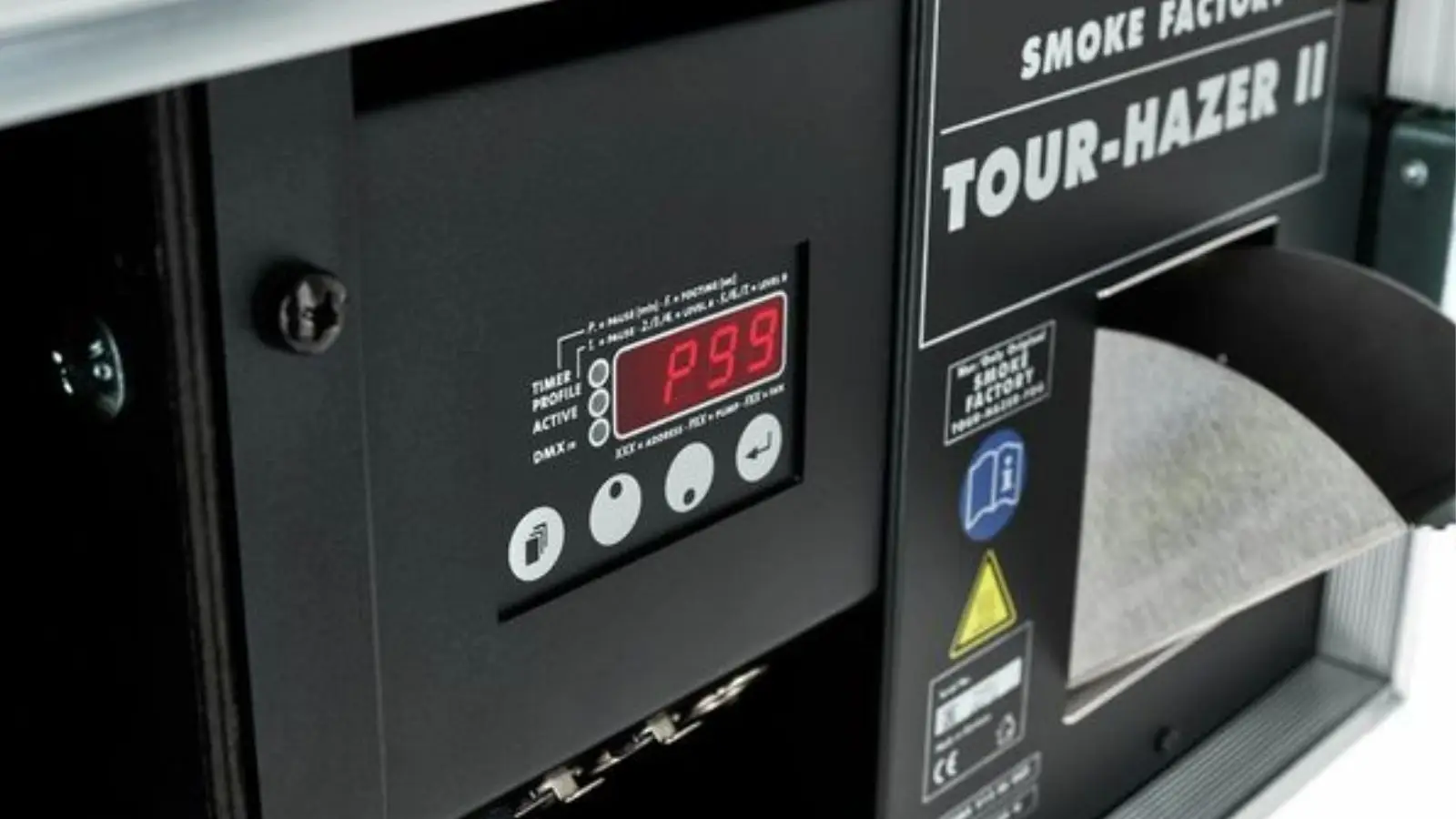 Smoke Factory Tour Hazer 2 Hazer Detailansicht des Bedienfelds mit rotem Display und DMX-Steuerung in Schwarz.