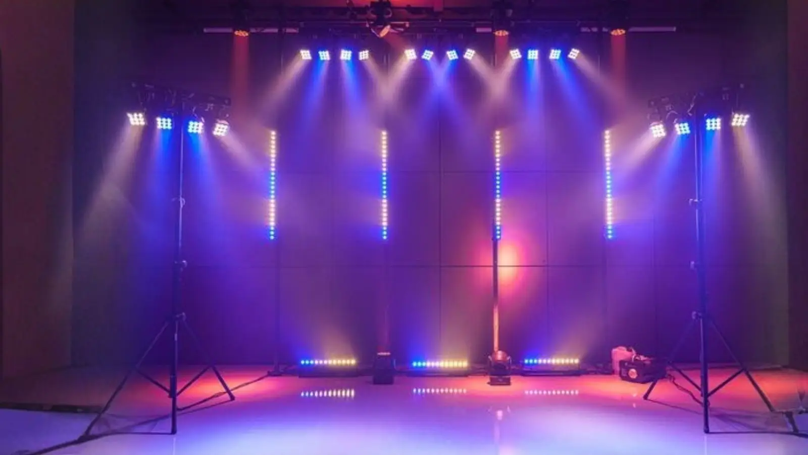 Stairville SonicPulse 4 Par Set mit blauen und weißen Lichteffekten auf einer Bühne.