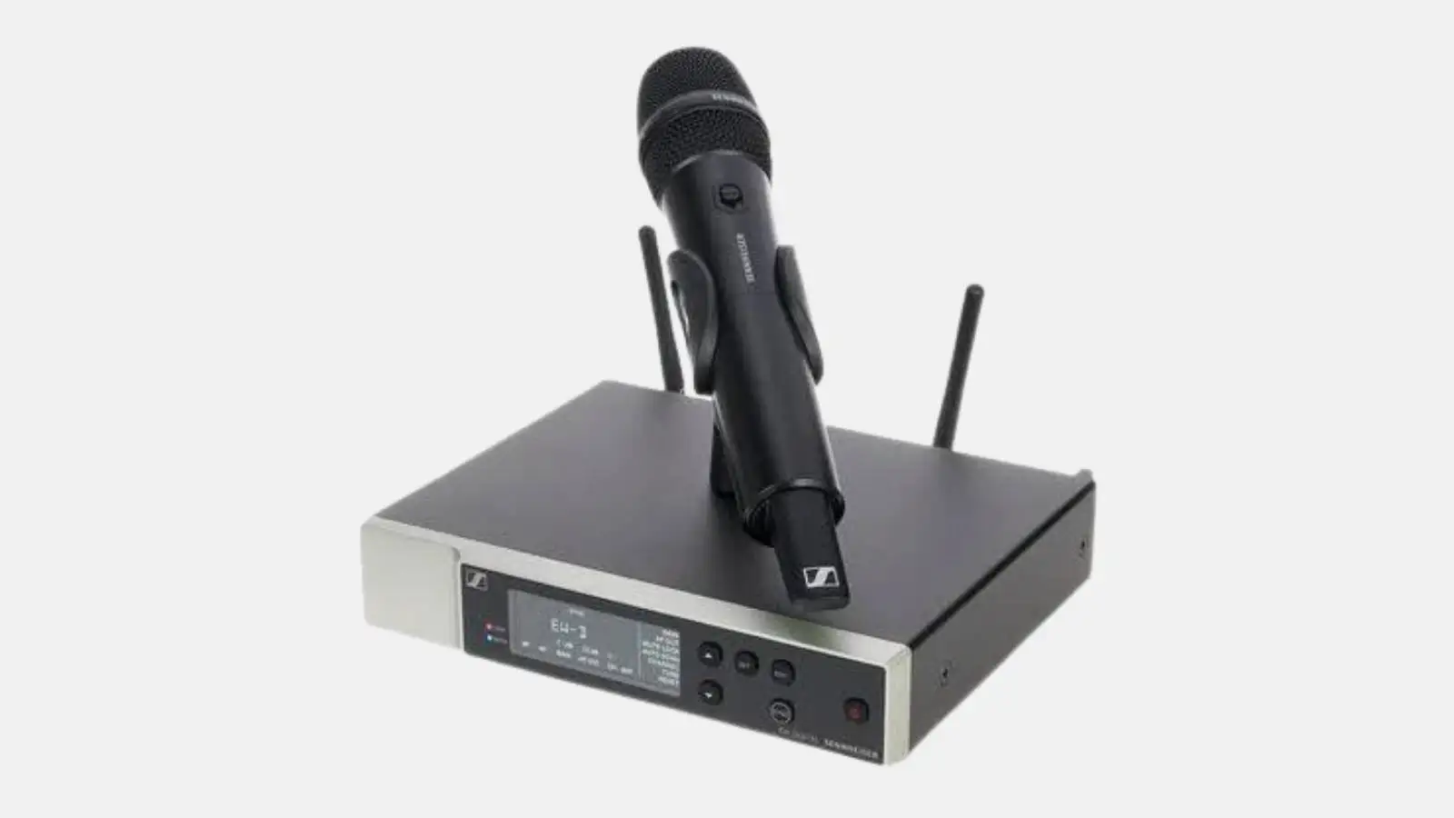 Sennheiser EW-D 835-S Set Funkmikrofon aufgestellt auf dem Empfänger mit zwei Antennen vor weißem Hintergrund.