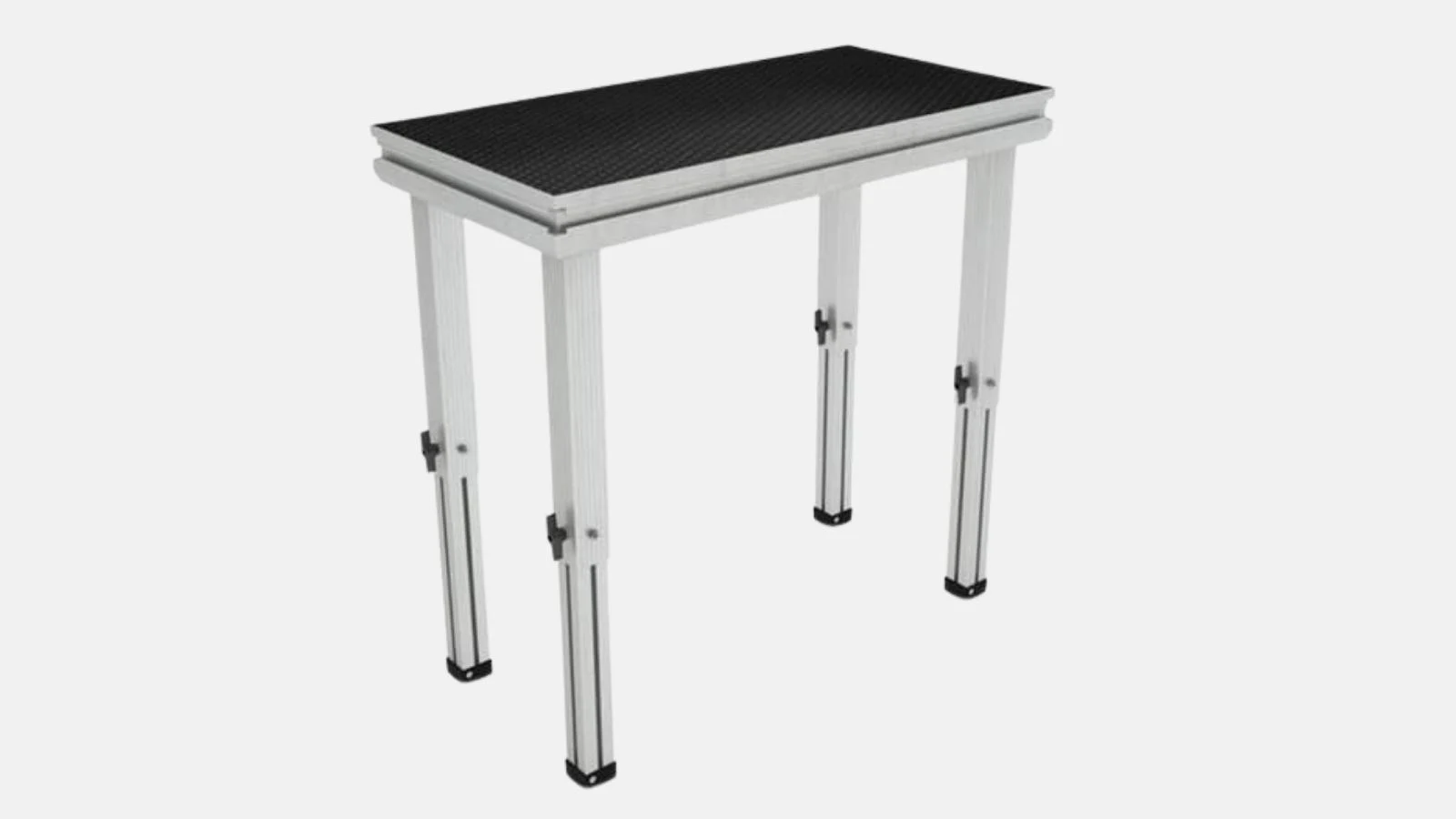 DJ Tisch Podest mit schwarzer Trittfläche und höhenverstellbaren Beinen aus Aluminium vor weißem Hintergrund.