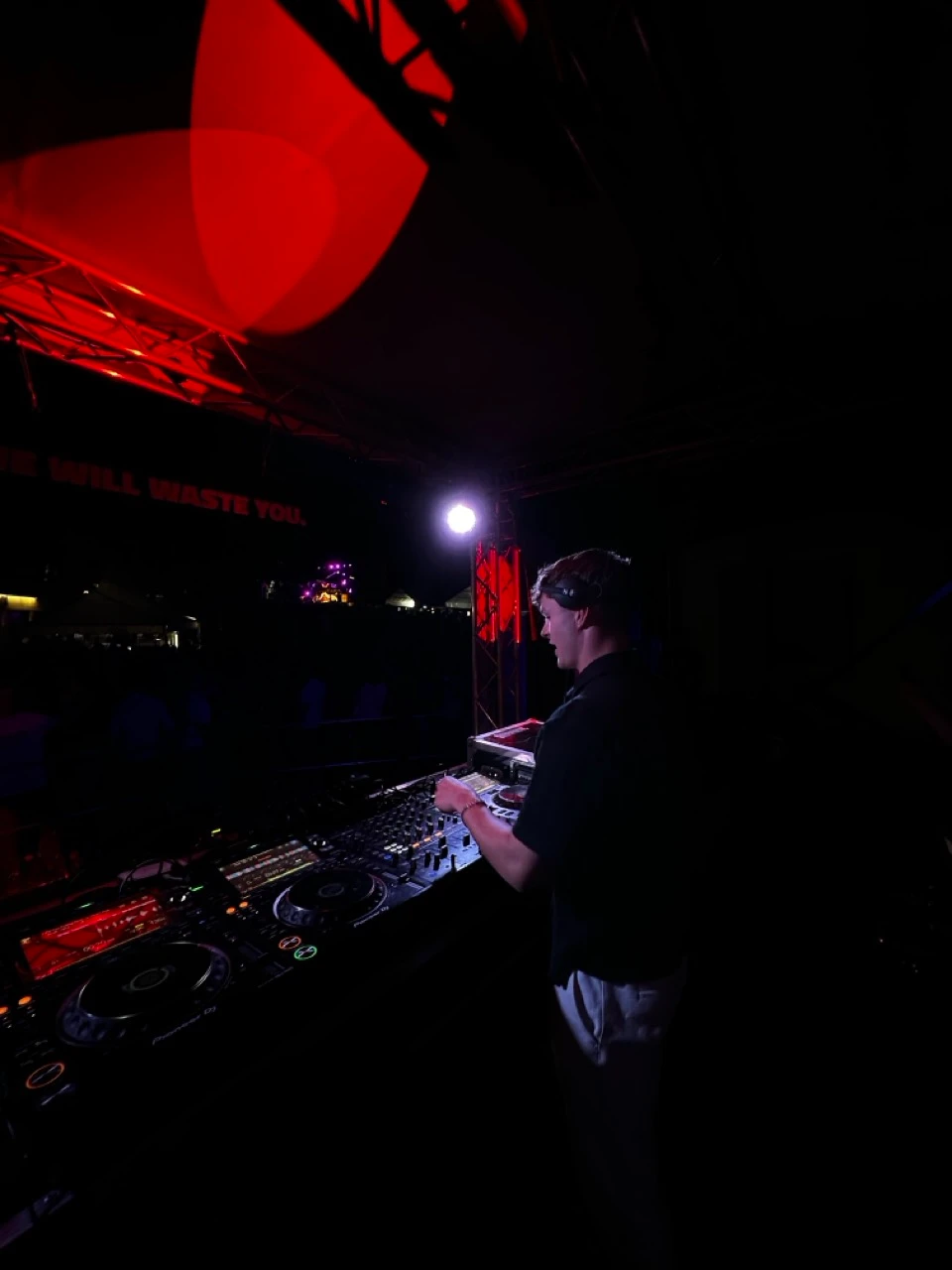 DJ am Pult mit CDJ-Playern bei einem Open-Air am Abend, Musikanlage mieten in Innsbruck.