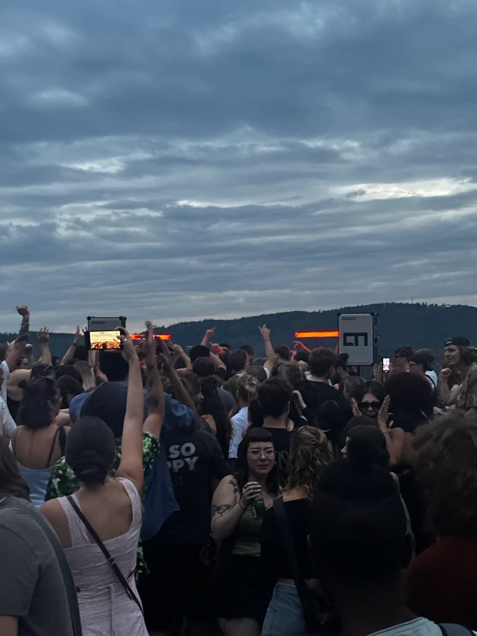 Feiernde Menge bei einem Open-Air-Event in der Abenddämmerung zu Veranstaltungstechnik mieten in Linz.