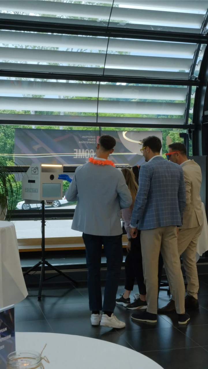 Gäste im Anzug an einer Fotobox bei einem Event für Veranstaltungstechnik mieten in Düren.