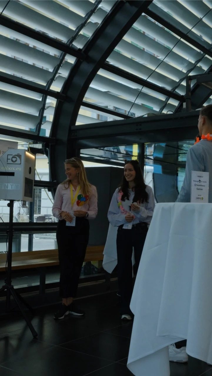 Firmenevent unter Glasdach mit Gästen und Fotobox für Veranstaltungstechnik mieten in Erlangen.