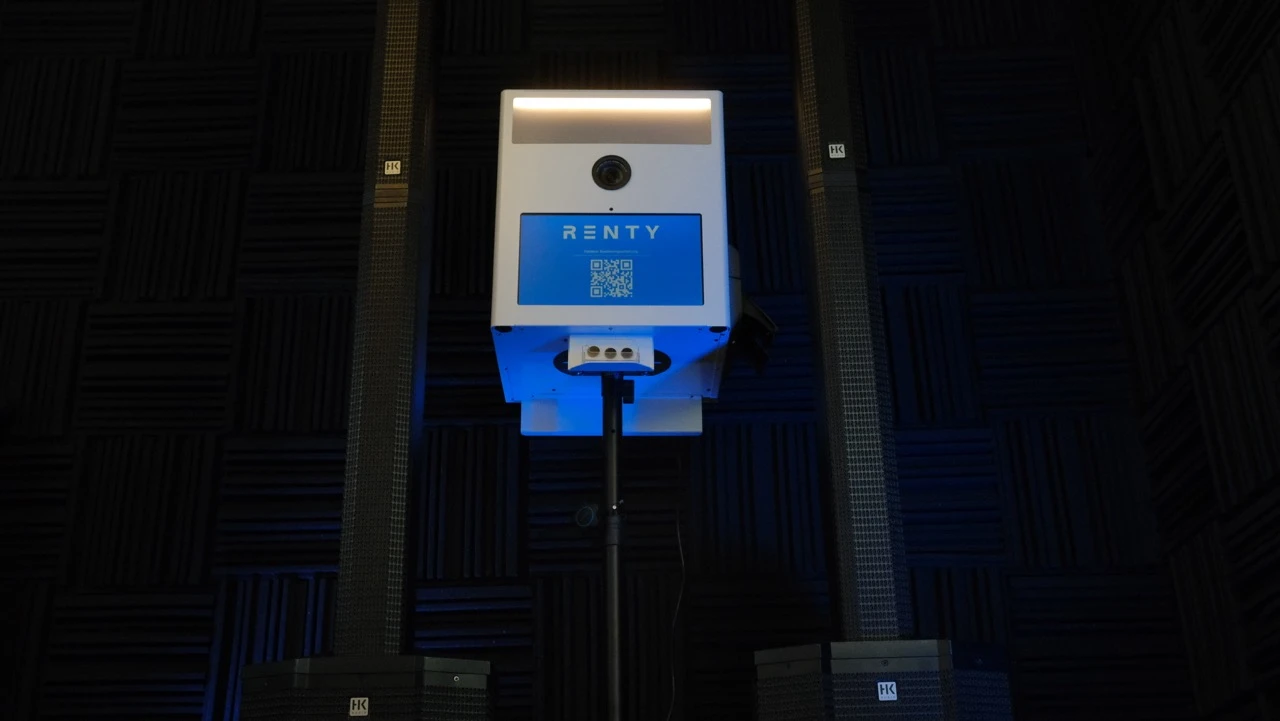 Fotobox mit Renty-Branding auf Stativ in dunklem Raum für Veranstaltungstechnik mieten in Erlangen.