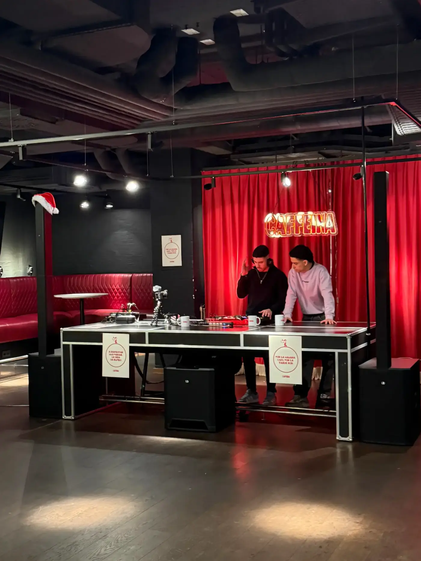DJ-Setup mit Säulenlautsprechern und Subwoofern vor rotem Vorhang als PA-Anlage mieten in Essen.
