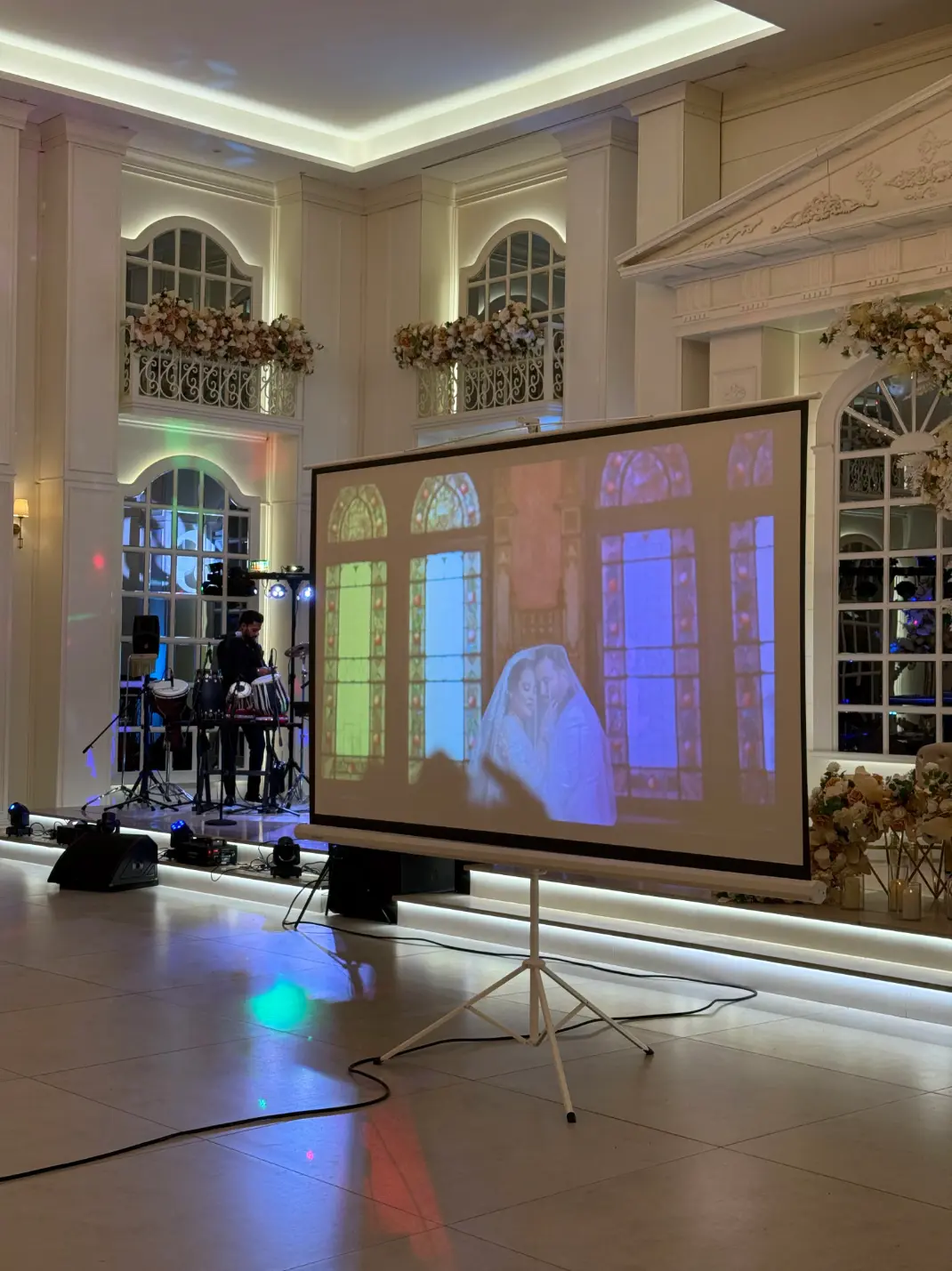 Hochzeit im Festsaal mit Leinwand, DJ-Technik und farbigen Lichtern für Veranstaltungstechnik mieten in Essen.