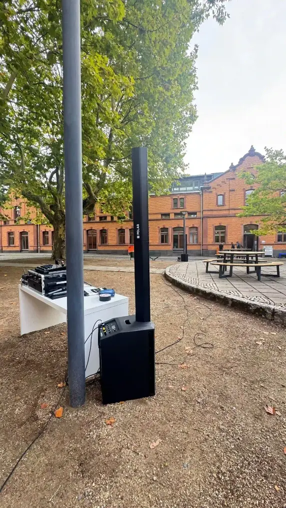 Säulenlautsprecher auf Subwoofer und DJ-Tisch in einem Park als PA-Anlage mieten in Frankfurt.