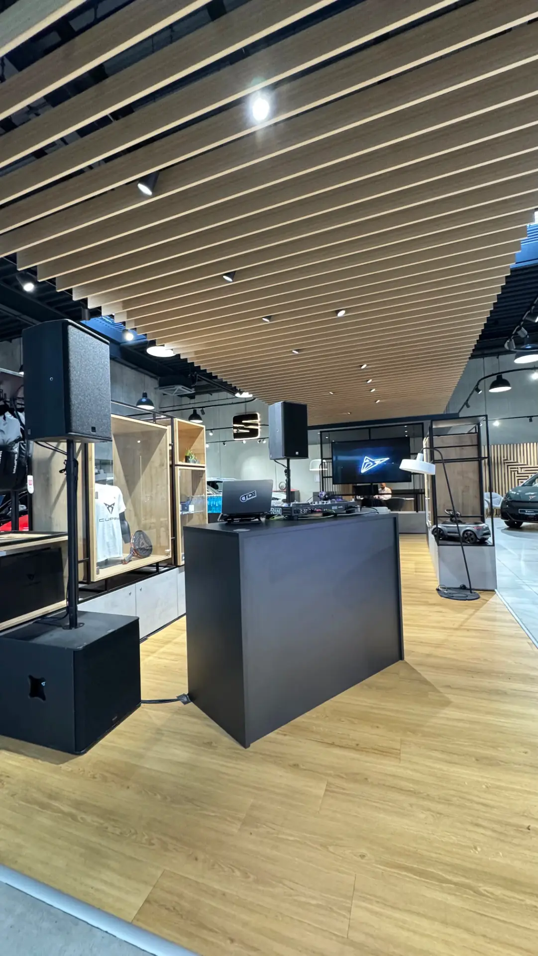 Showroom mit DJ-Pult, Säulenlautsprechern auf Stativen und Subwoofern als PA-Anlage mieten in Frankfurt.