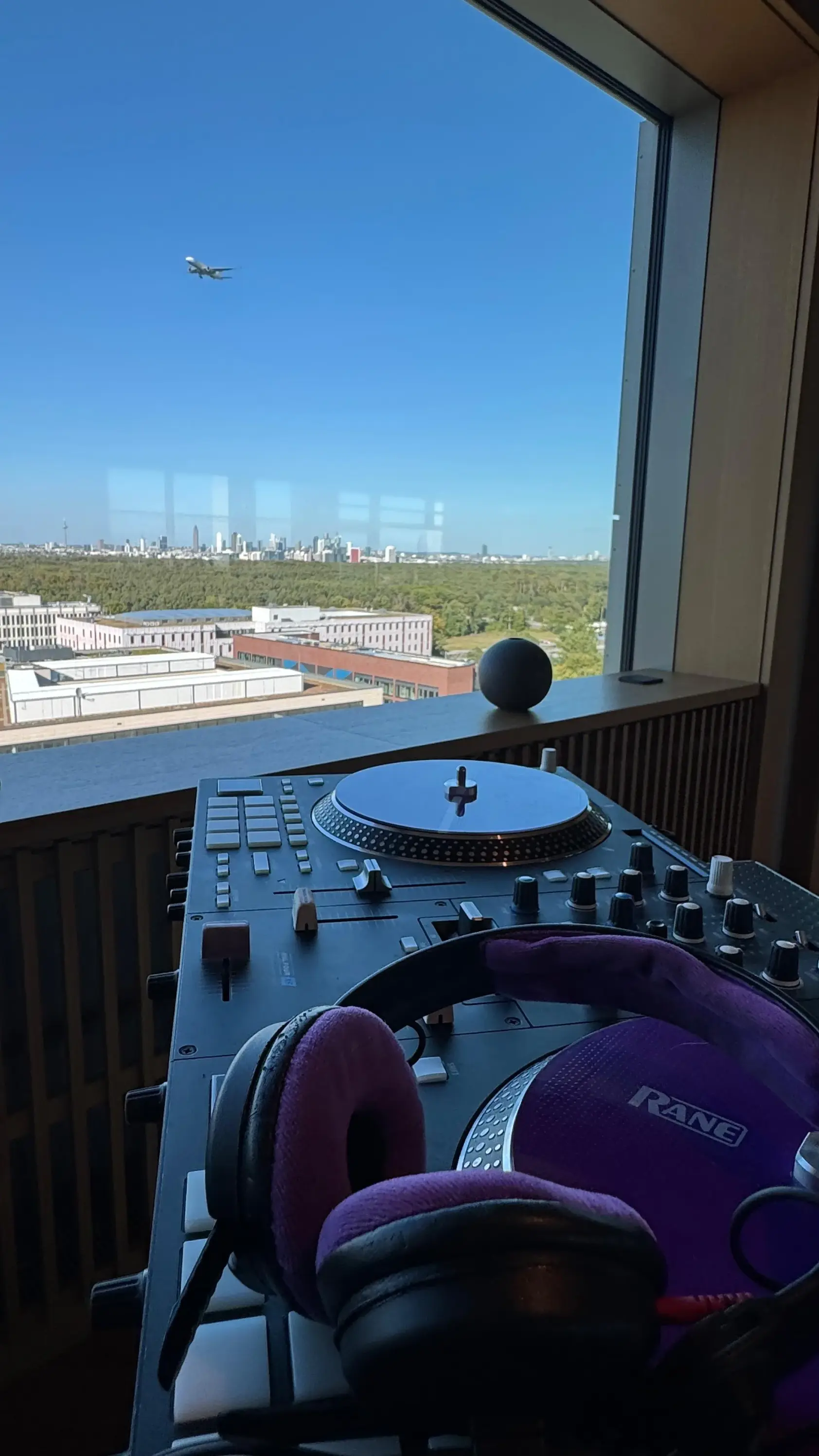 RANE Plattenspieler am Fenster mit Blick auf die Skyline als Musikanlage mieten in Frankfurt.