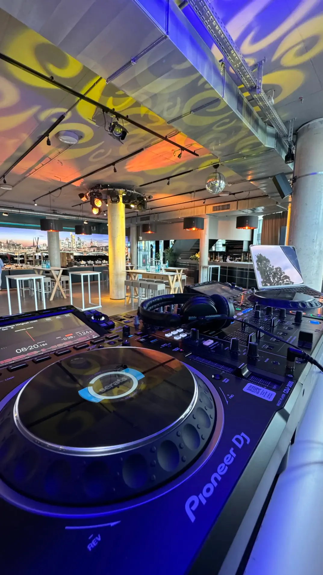Pioneer DJ-Pult in einer Lounge mit Discokugel und Blick auf die Skyline als Musikanlage mieten in Frankfurt.