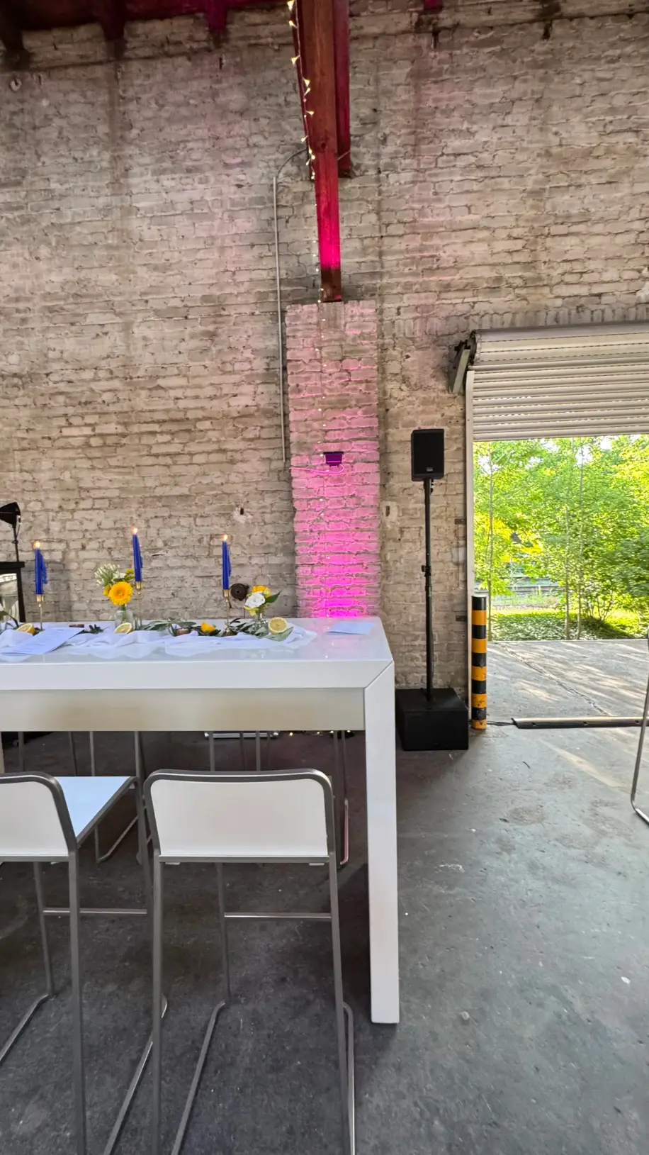 Festlich gedeckte Tafel mit Lautsprecher in einer Backsteinhalle, Veranstaltungstechnik mieten in Hamburg.