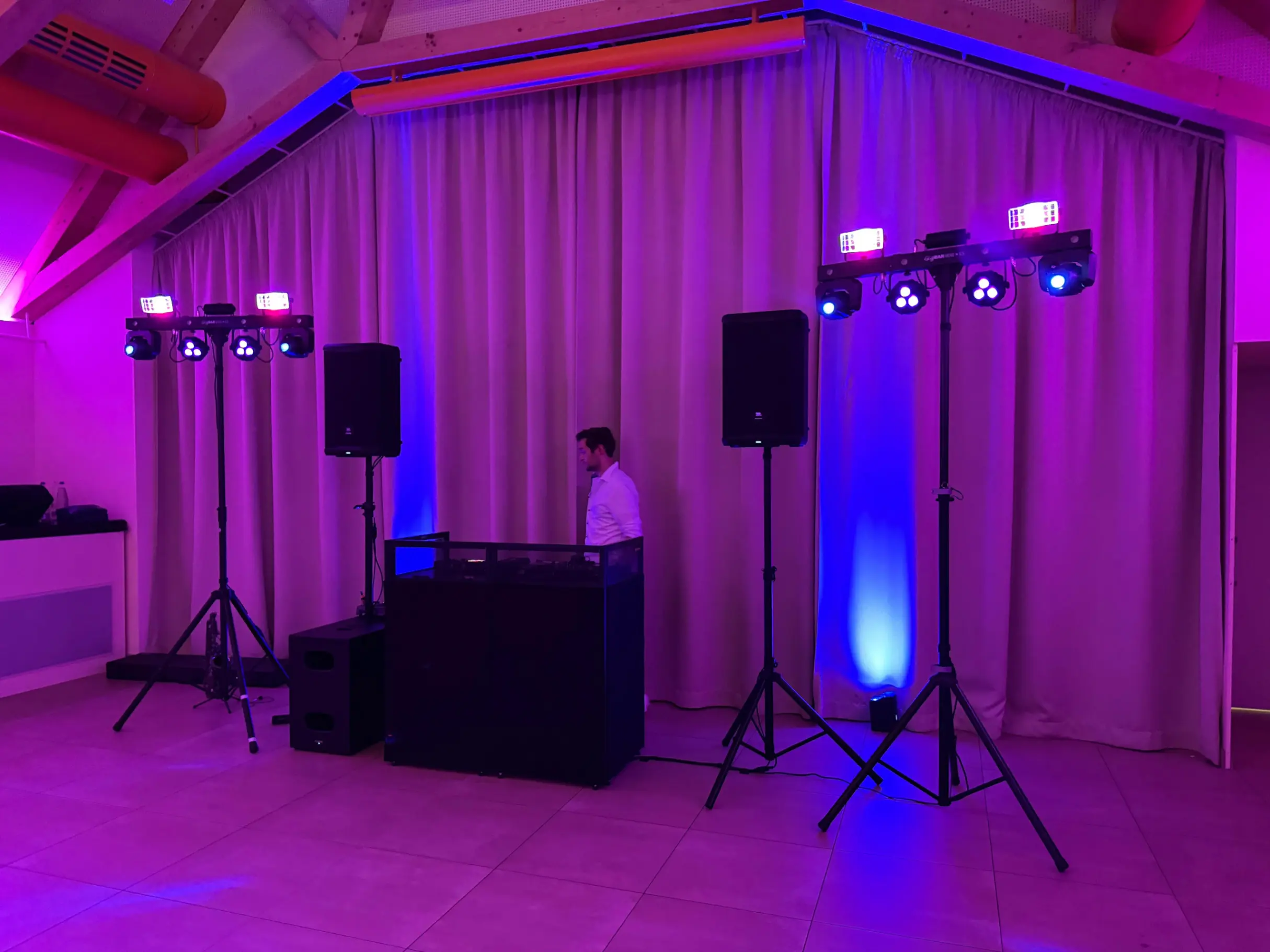 DJ-Pult mit zwei Lautsprechern auf Stativen und Lichteffekten bei einem Event als Musikanlage mieten in Karlsruhe.
