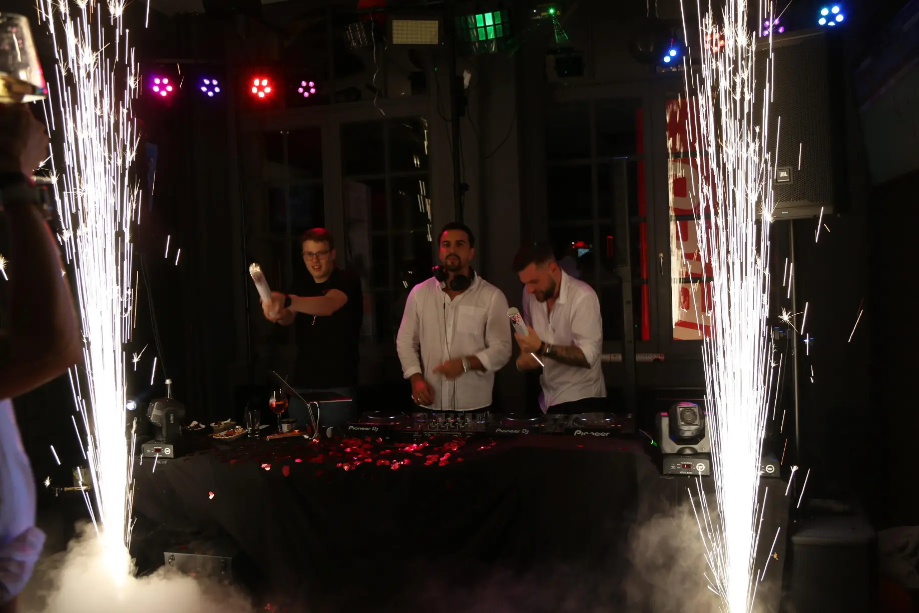DJ-Pult mit Funkenfontänen und Lautsprechern bei einer Party als Musikanlage mieten in Karlsruhe.