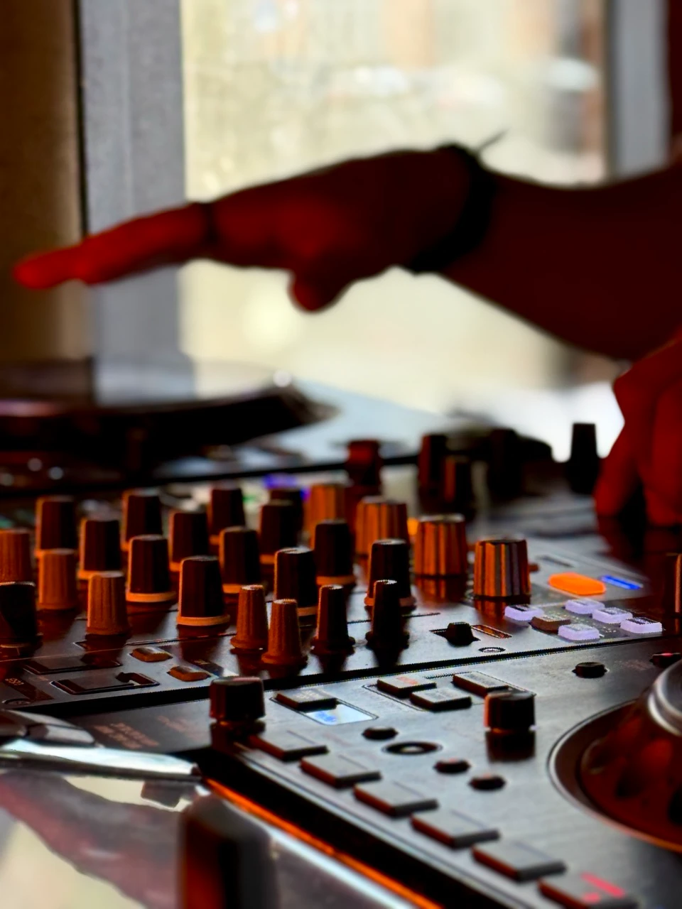 Nahaufnahme eines DJ-Controllers mit den Händen des DJs bei einem Event als Musikanlage mieten in Klagenfurt.