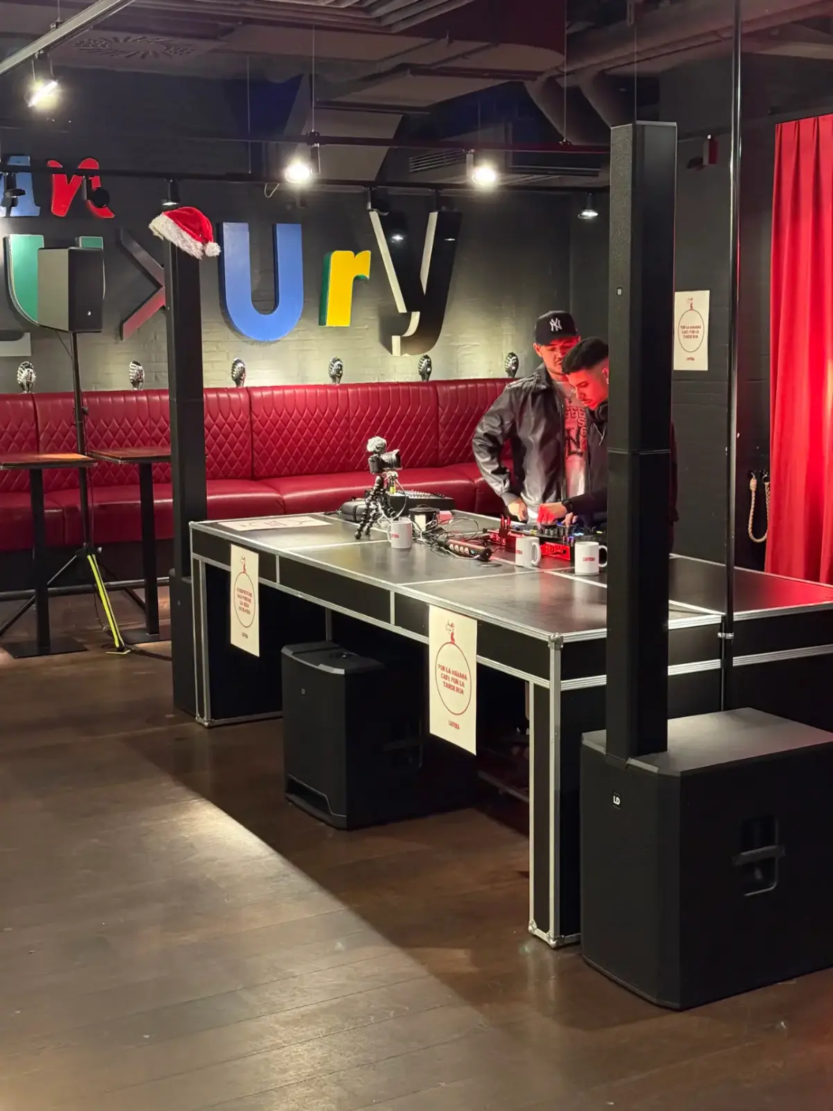 DJ-Pult mit Säulenlautsprechern und Subwoofern in einer Lounge für PA-Anlage mieten in Köln.