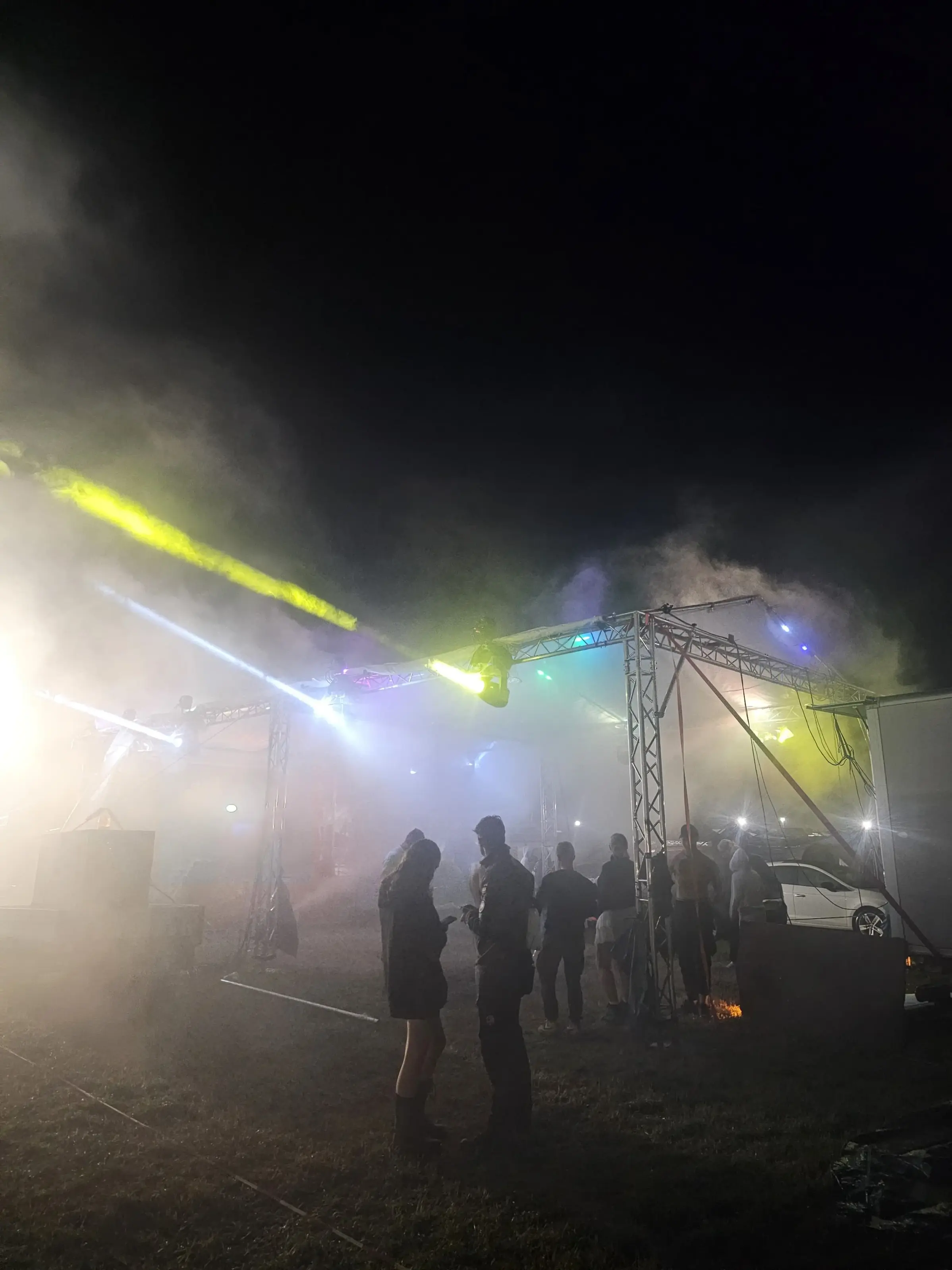 Lichtshow mit Nebel und Traversen bei einem Open-Air-Event als Veranstaltungstechnik mieten in München.