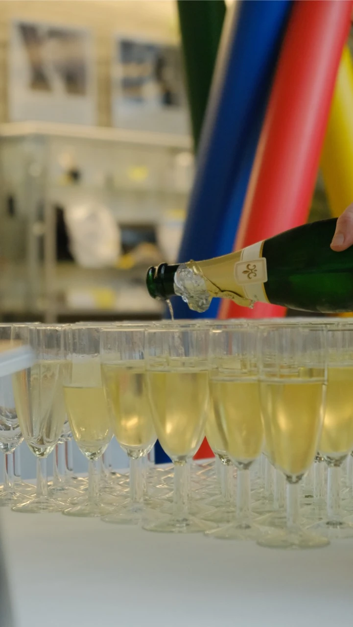 Sekt wird in eine Reihe Gläser eingeschenkt bei einem Empfang, Veranstaltungstechnik mieten in Wiesbaden.