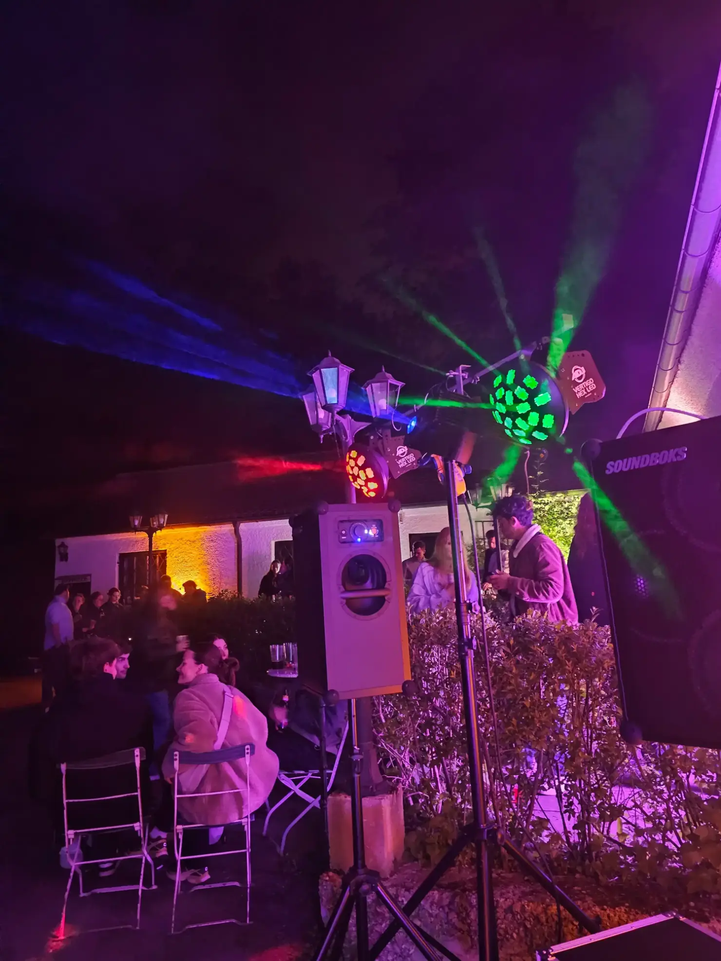 Gartenparty bei Nacht mit Lichteffekten und einem SOUNDBOKS Lautsprecher, Veranstaltungstechnik mieten in Wieselburg.