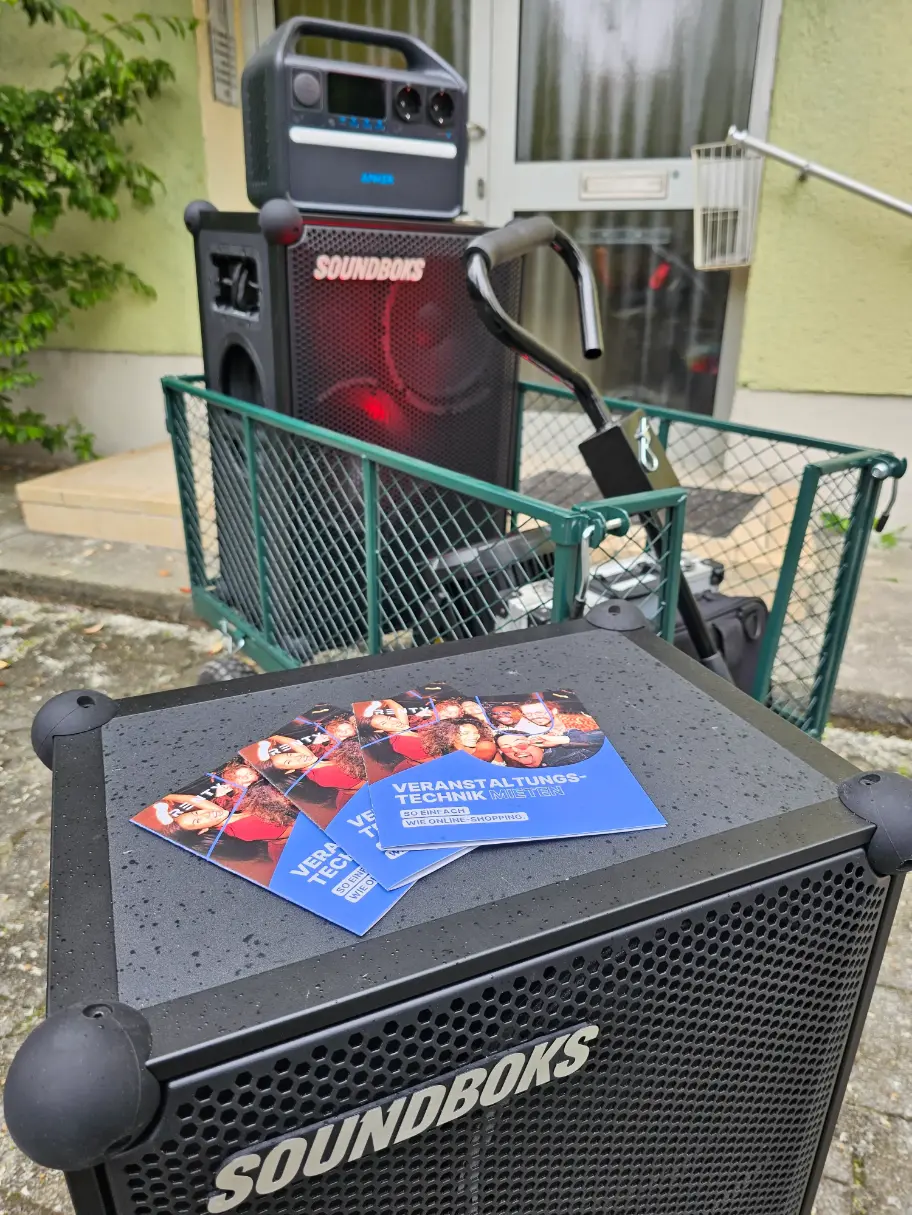 SOUNDBOKS Lautsprecher und eine Powerstation auf einem Transportwagen mit Renty-Flyern, Veranstaltungstechnik mieten in Wieselburg.