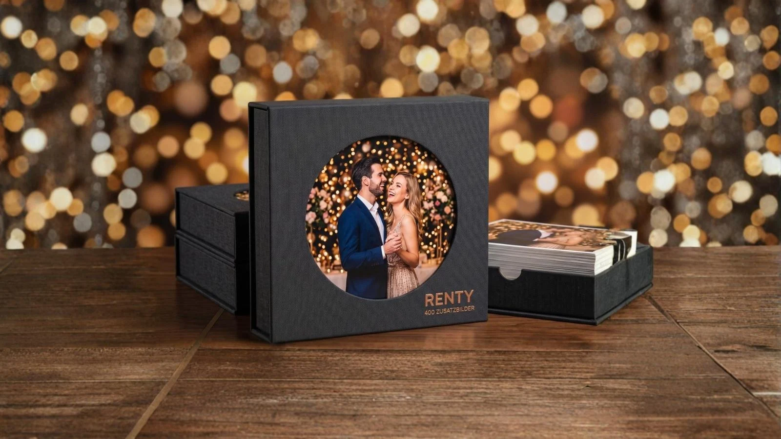 Renty Fotobox-Nachfüllset für 400 zusätzliche Sofortbilder mit schwarzer Box und Fotostapel.