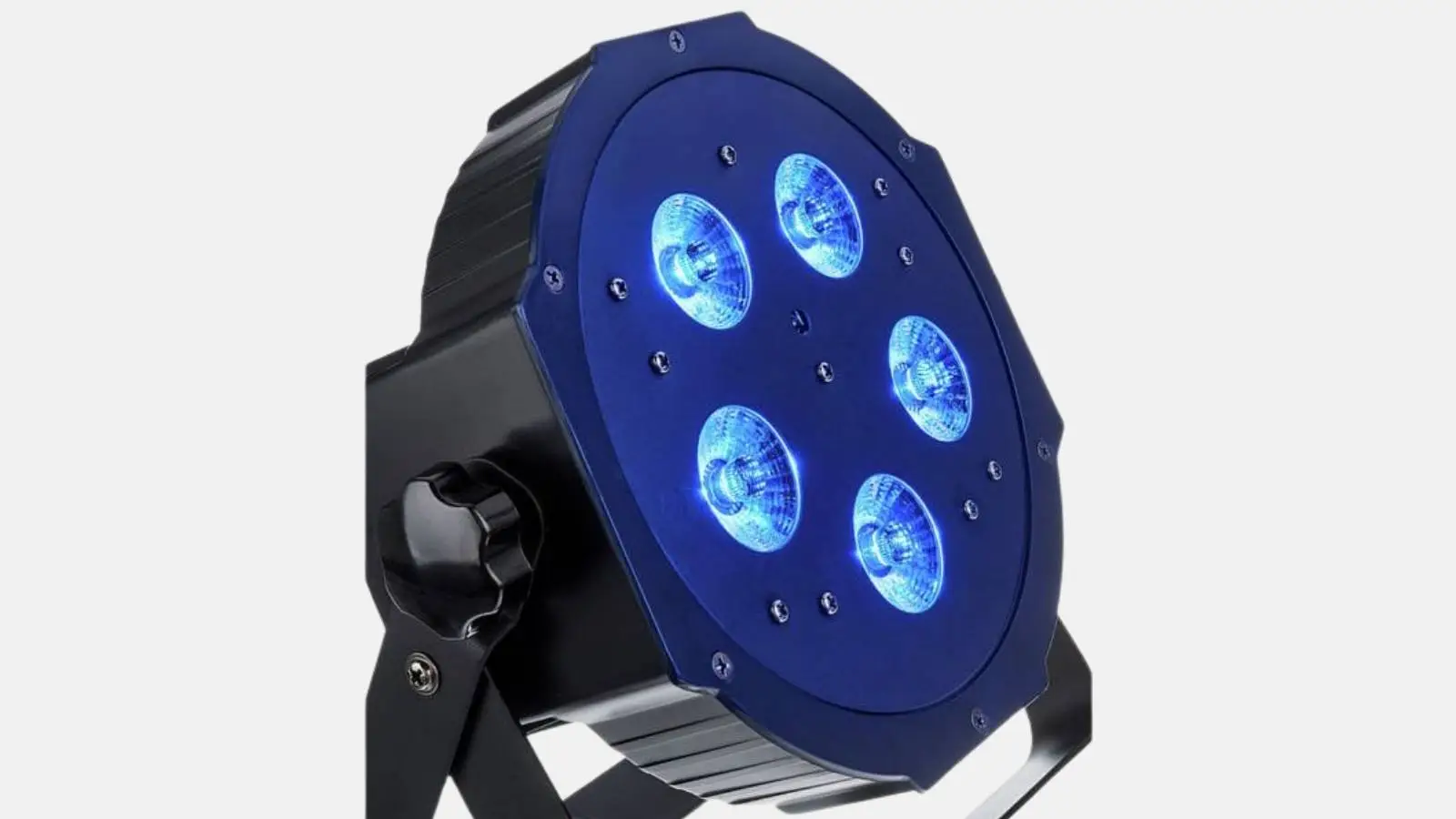 ADJ Mega TriPar Profile Plus LED-PAR-Scheinwerfer in Schwarz mit fünf blau leuchtenden LEDs und Montagebügel.