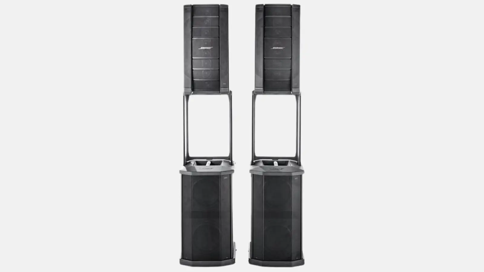 Bose F1 System als PA-Anlage mit zwei Flexible-Array-Lautsprechern auf F1-Subwoofern vor weißem Hintergrund.
