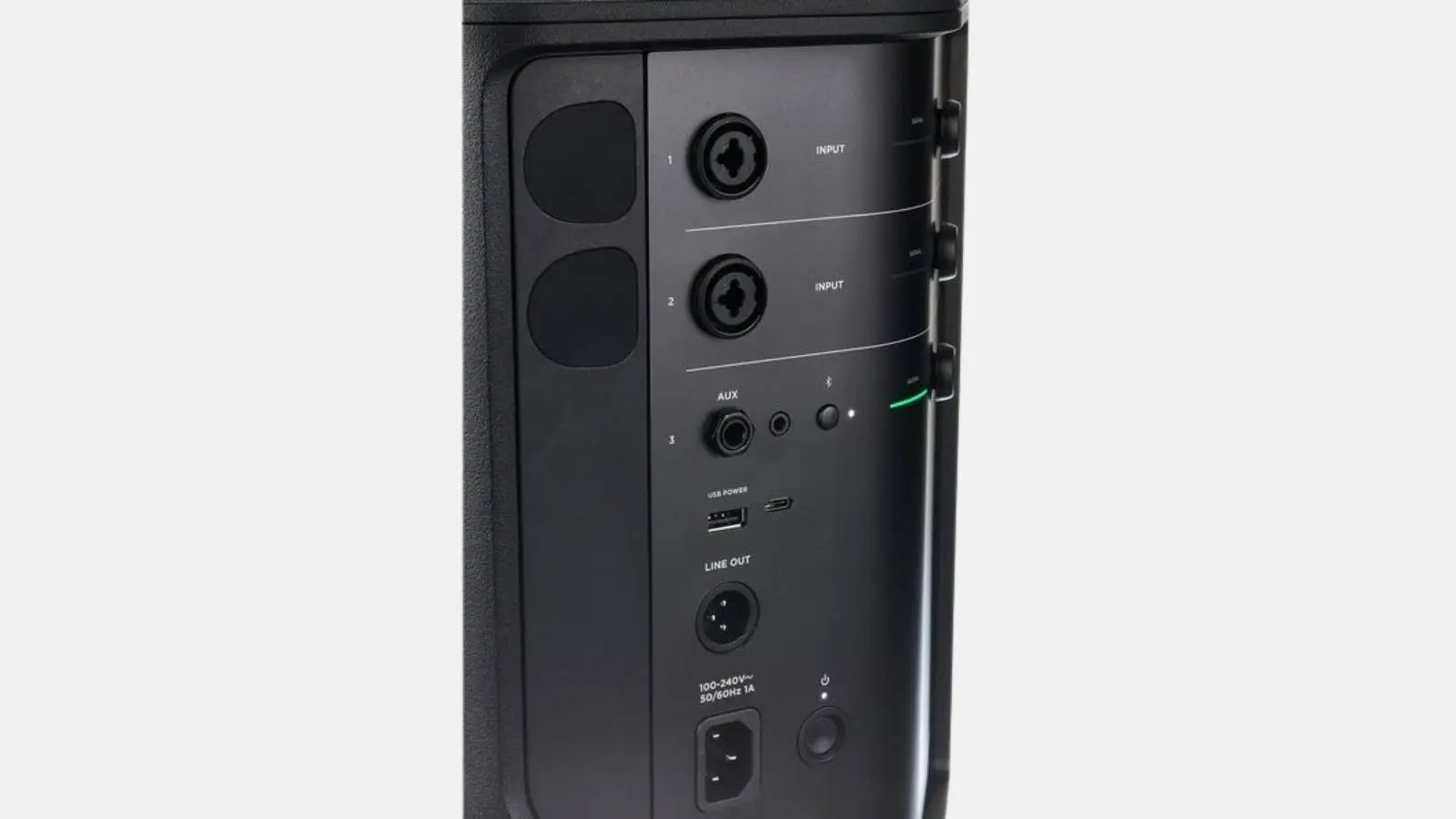 Rückseite des Bose S1 Pro Plus Akku-Lautsprechers mit Anschlüssen für Input, AUX und Line Out vor weißem Hintergrund.