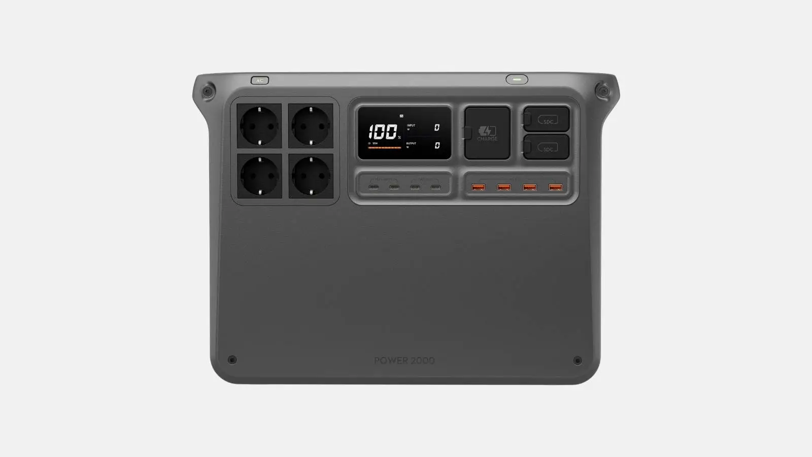 DJI Power 2000 Powerstation in Grau mit Display und vier Schuko-Steckdosen in Frontansicht vor weißem Hintergrund.
