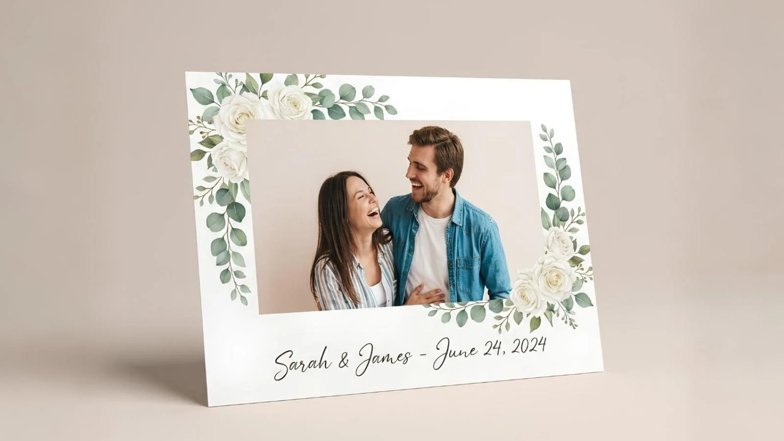 Individuelles Foto-Layout als personalisierter Fotorahmen mit Blumenmotiv, Paarfoto und Namenszug vor hellem Hintergrund.