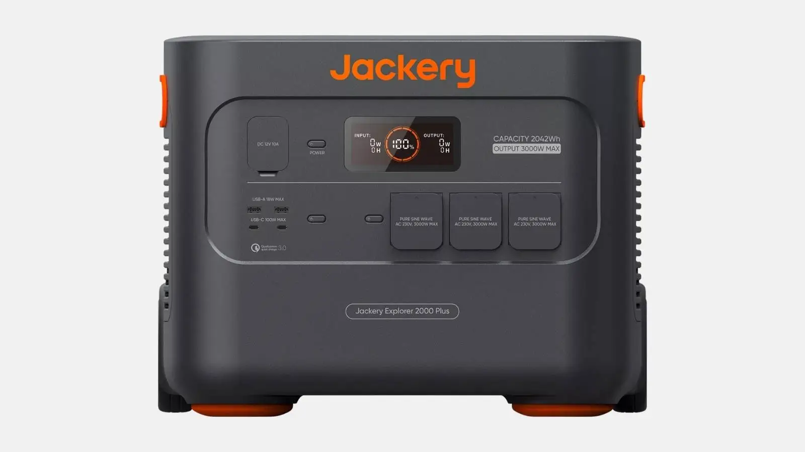 Jackery Explorer 2000 Plus Powerstation in Schwarz und Orange mit drei AC-Steckdosen und Display von vorne vor hellem Hintergrund.