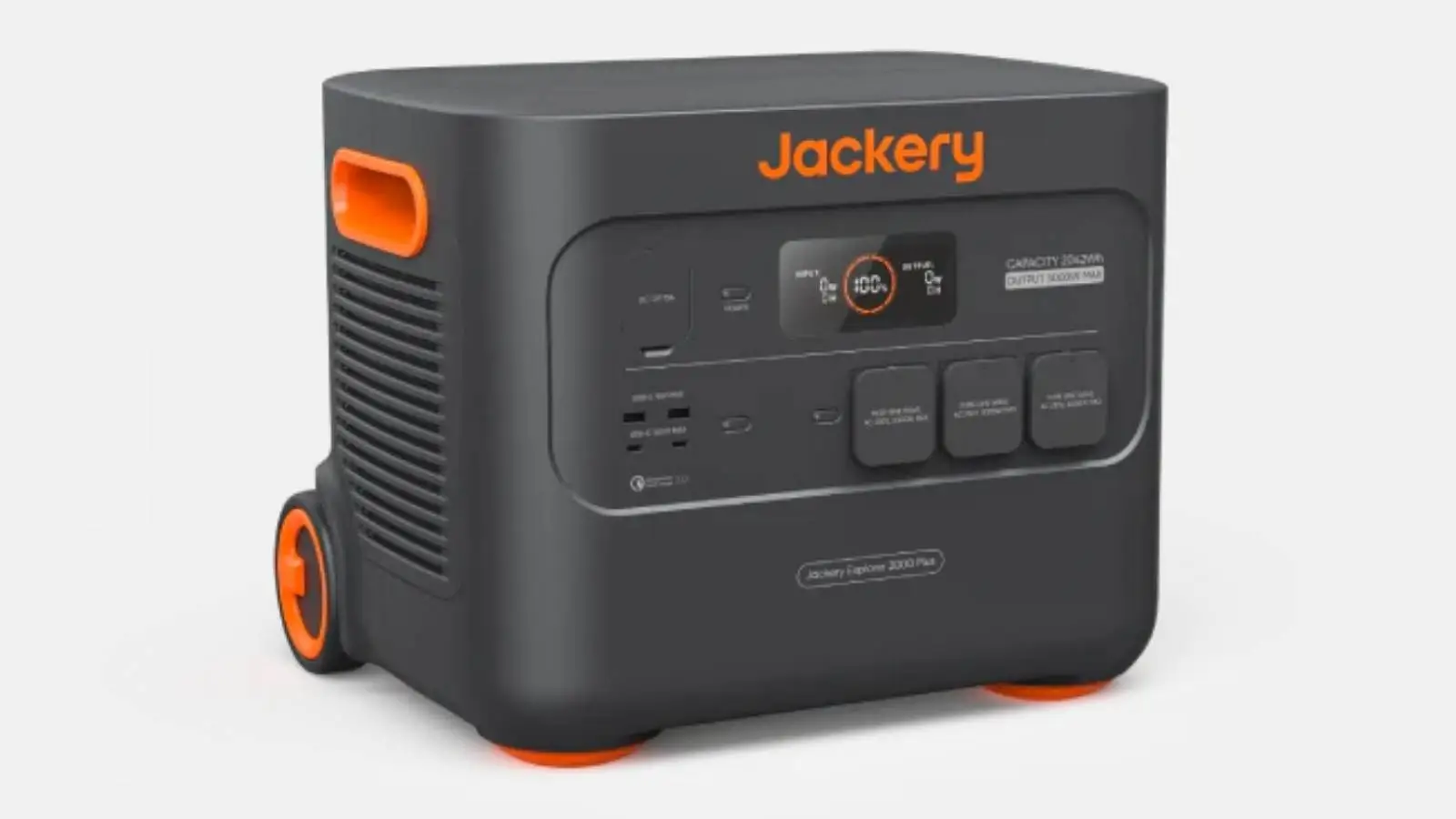 Jackery Explorer 2000 Plus Powerstation in Schwarz und Orange mit Rollen und Anschlussfeld schräg vor hellem Hintergrund.