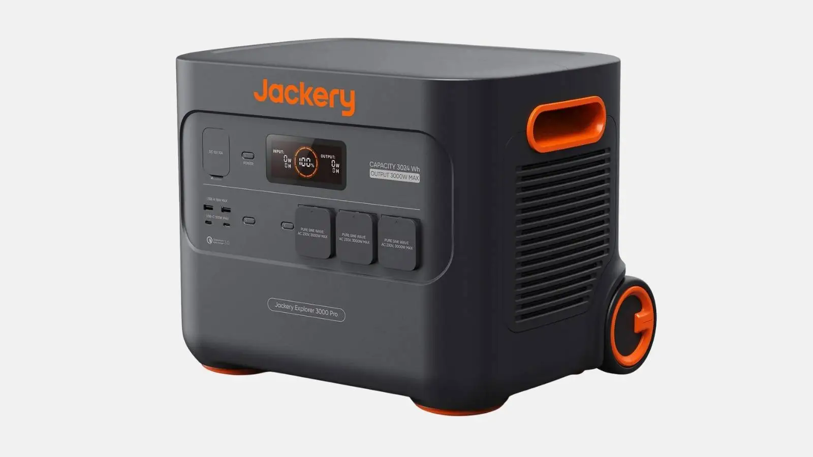 Jackery Explorer 3000 Pro Powerstation in Schwarz und Orange mit Rollen, Tragegriff und Display schräg vor hellem Hintergrund.