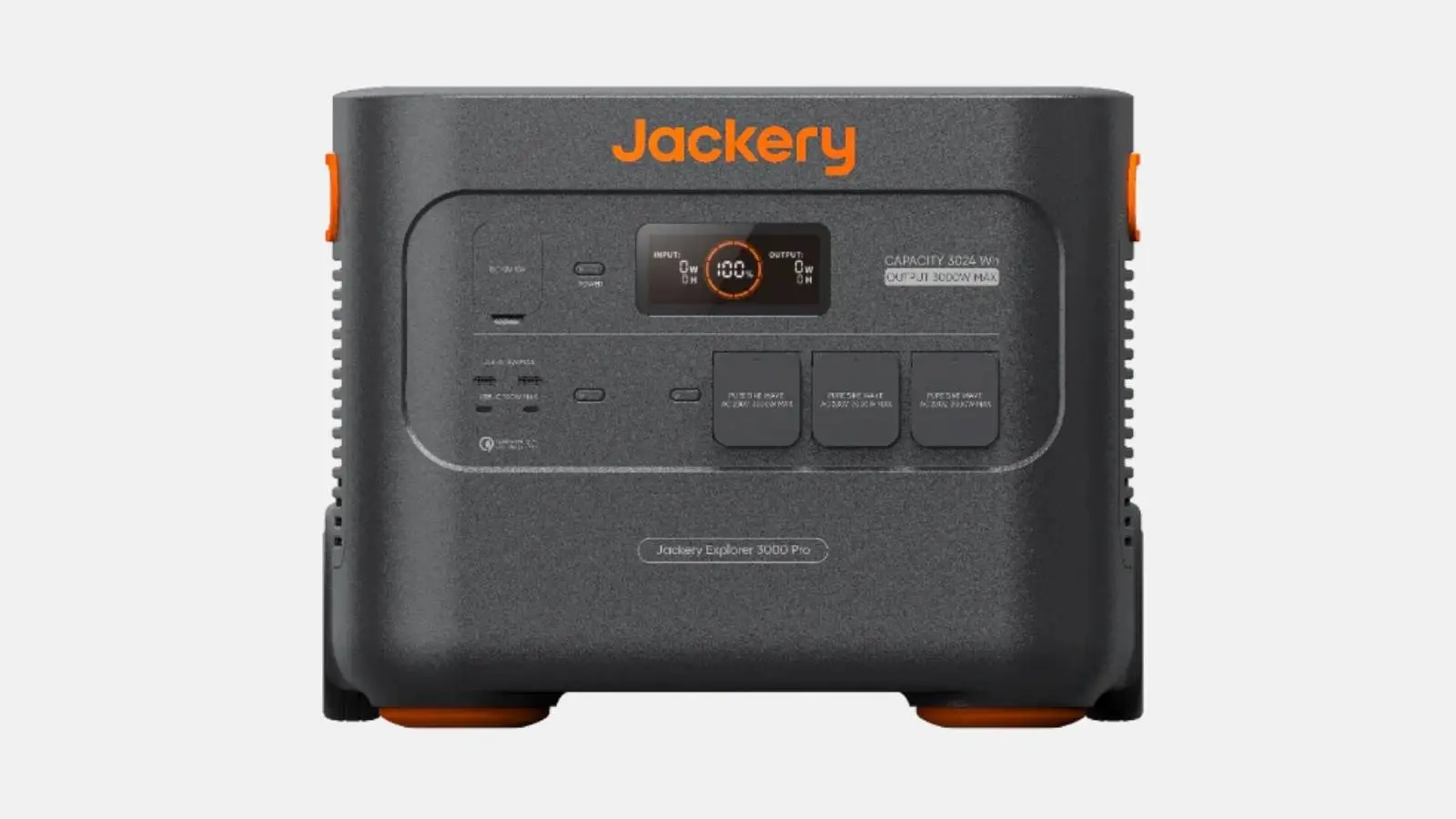 Jackery Explorer 3000 Pro Powerstation in Schwarz und Orange mit drei AC-Steckdosen und Display von vorne vor hellem Hintergrund.