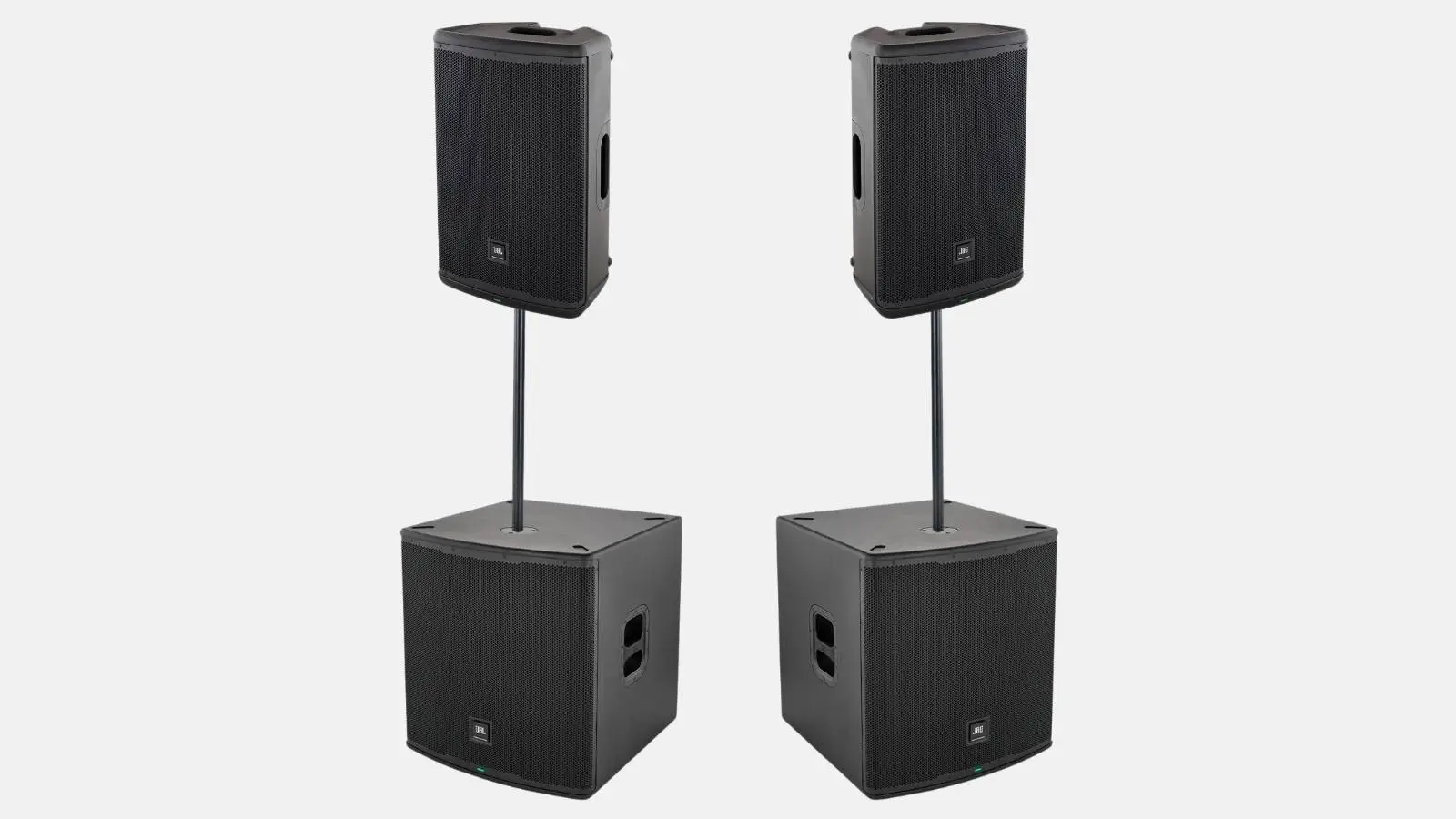 JBL EON Aktiv PA-Anlage mit zwei EON715 Lautsprechern auf Stativen über zwei EON718S Subwoofern vor weißem Hintergrund.